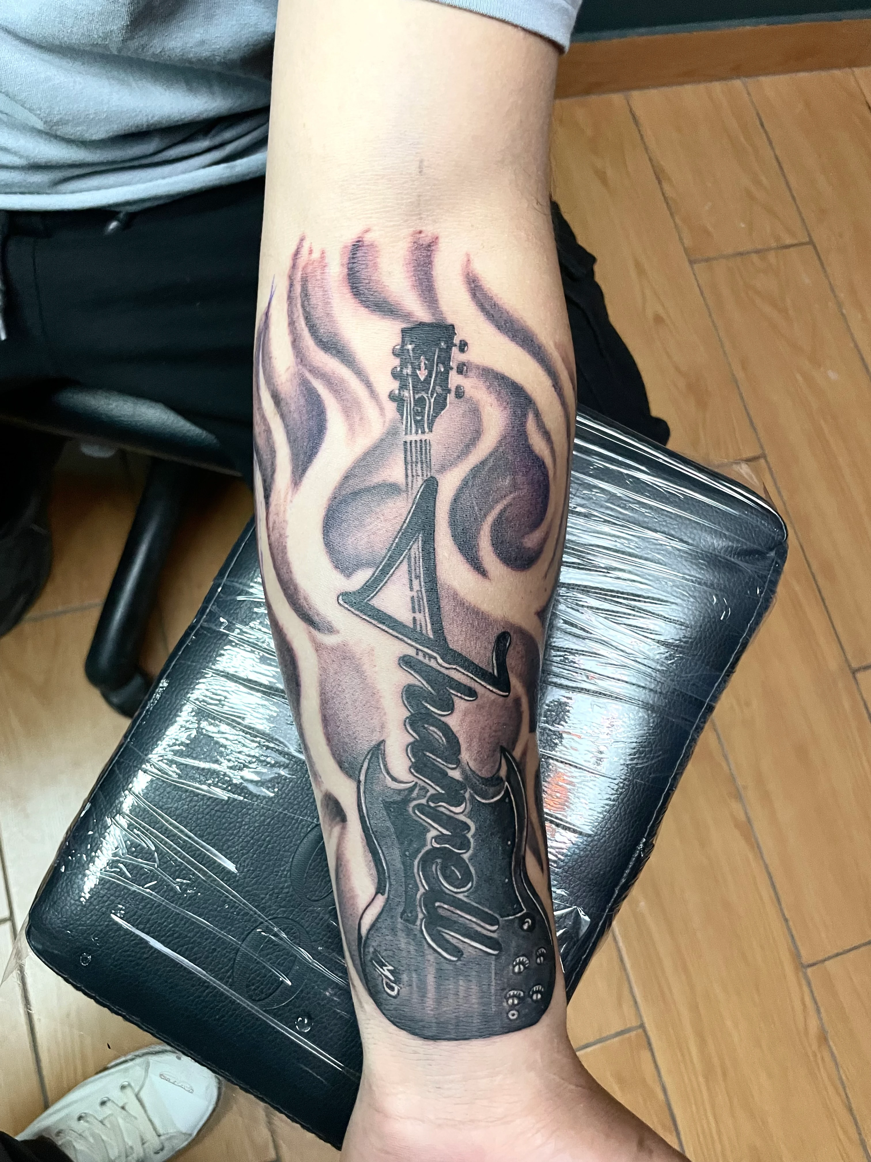 Tatuaje en el brazo black and grey Huancayo