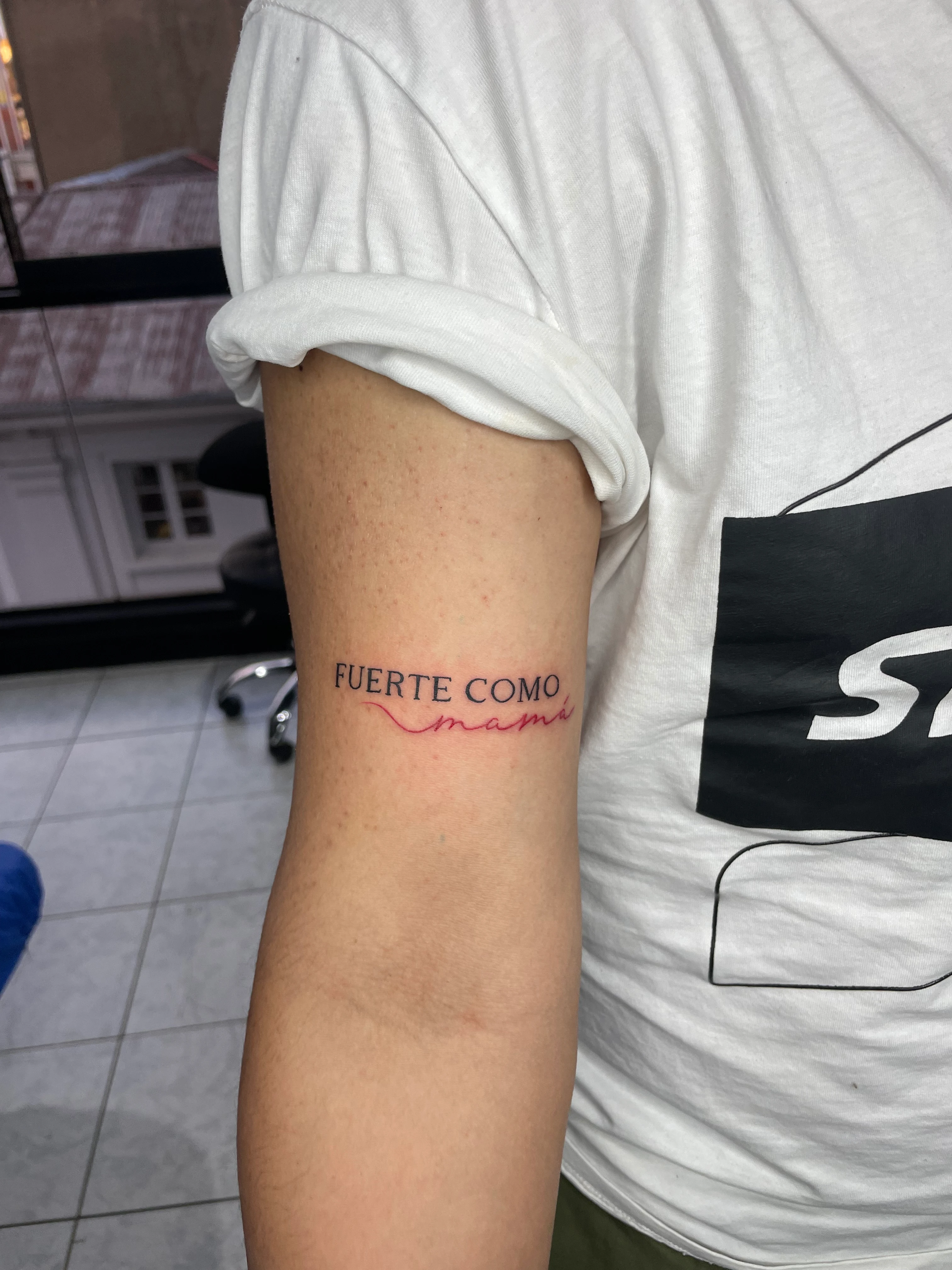 Tatuaje de líneas finas minimalista Huancayo