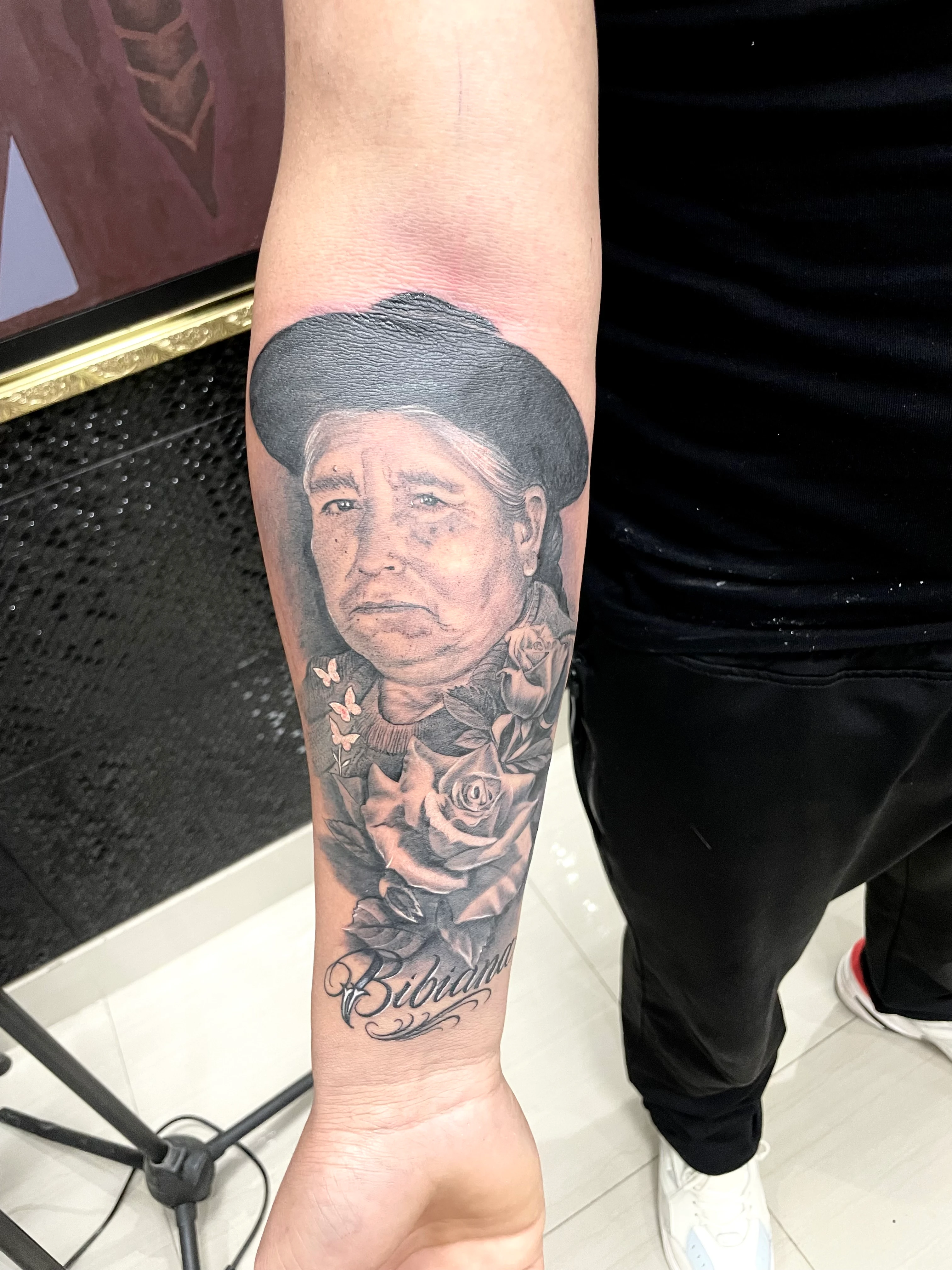 Tatuaje cara de retrato sombra negra y gris